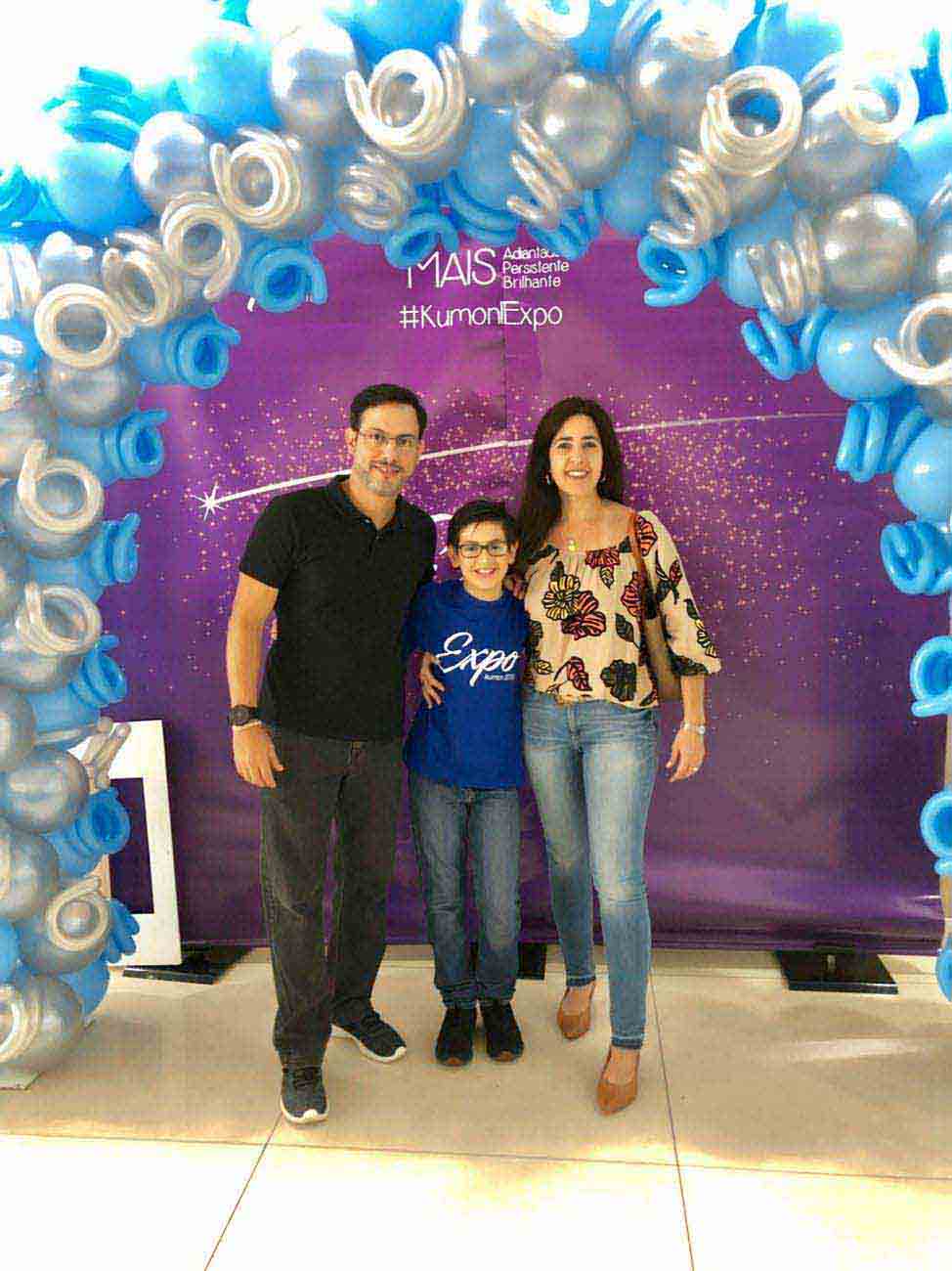 Caio e os pais, Noé e Aila, celebrando juntos mais uma conquista. Caio e os pais, Noé e Aila, celebrando juntos mais uma conquista.