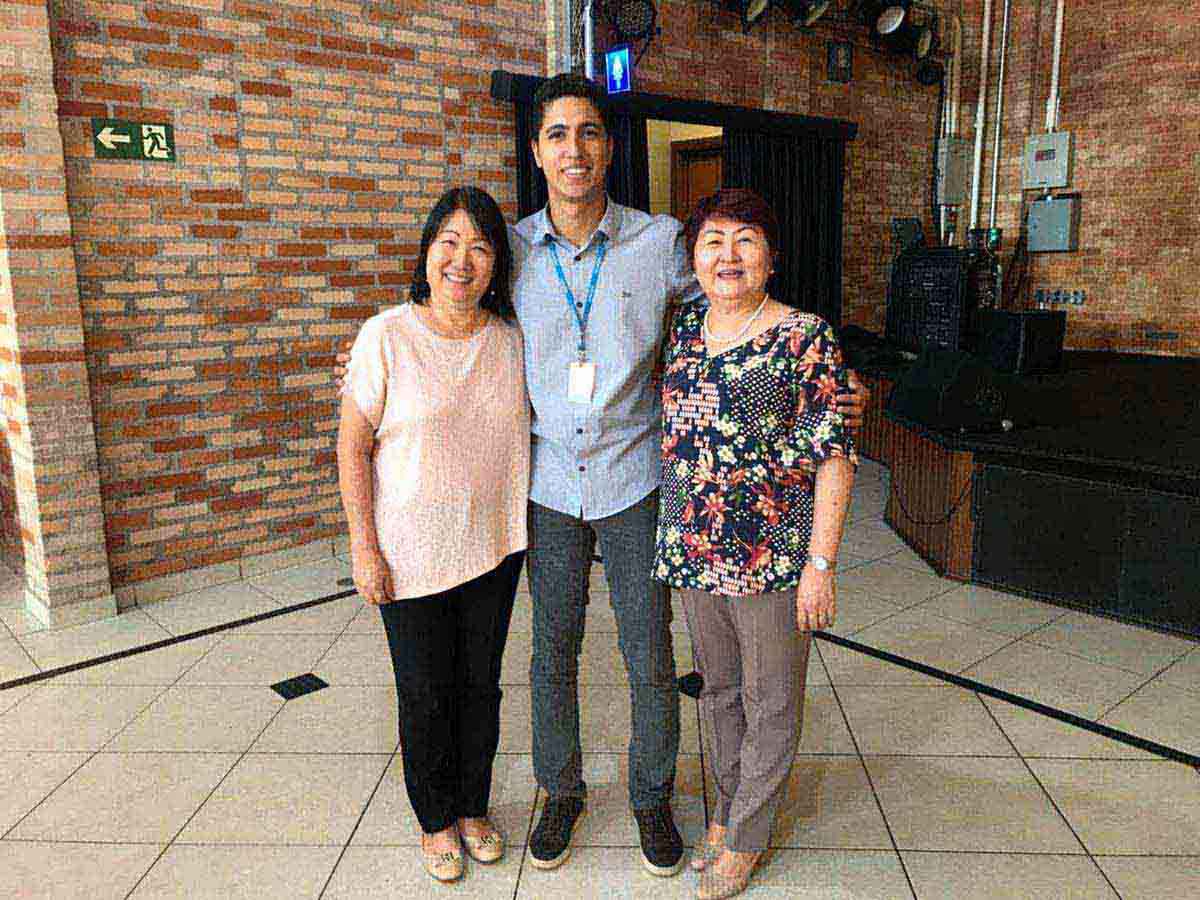 Allan com as orientadoras Marlene Hirama e Maria Aparecida Ishikawa Allan com as orientadoras Marlene Hirama e Maria Aparecida Ishikawa