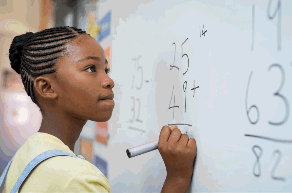 Menina aplica o raciocínio lógico matemático para fazer contas.