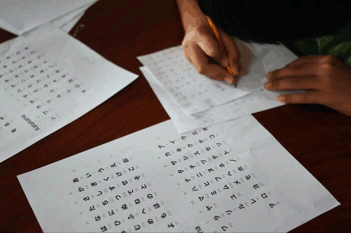 Escrever é uma maneira de aprender kanji.