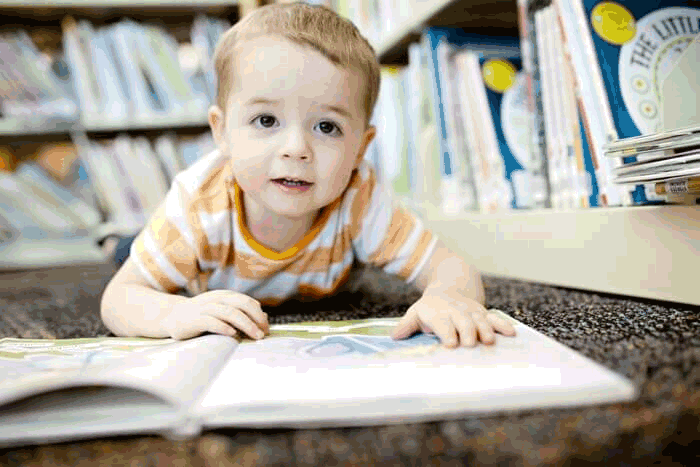 A alfabetização infantil começa bem antes do ensino das letras e palavras