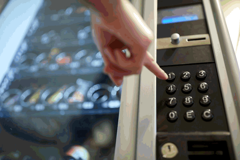 Foto mostra um dedo prestes a apertar números em um teclado de máquina de venda automática. A grande quantidade delas é uma das curiosidades sobre o Japão.