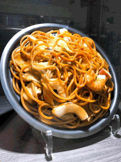 Foto mostra réplica de prato de macarrão com camarões exposto em uma vitrine. As fake foods estão entre as maiores curiosidades sobre o Japão.