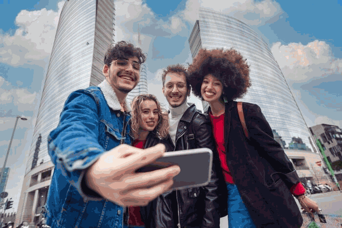 Foto de grupo de jovens tirando selfie. Saiba como funciona o intercâmbio e escolha a melhor opção.