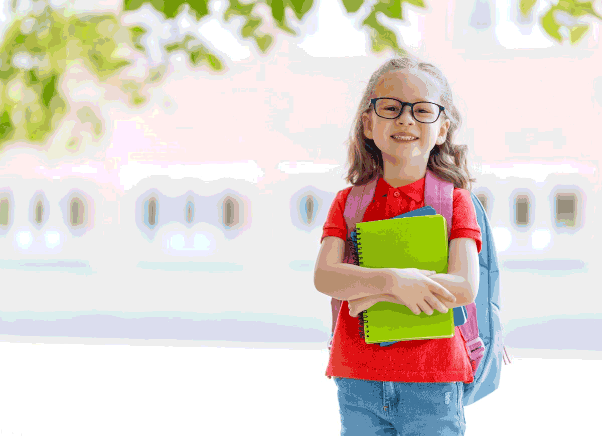 Foto de menina pequena de mochila, segurando cadernos.  A idade escolar e saber com quantos anos a criança entra na escola que traz muitas dúvidas e problemas para os pais.