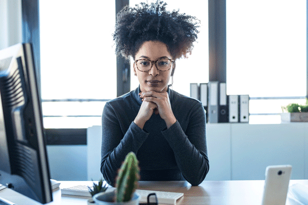 Foto de mulher negra em um escritório, confiante e segura. O empreendedorismo feminino é importante para a independência das mulheres.
